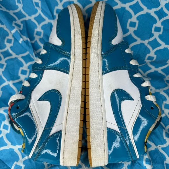 Nike Women’s size 8.5 Air Jordan 1 Low SE Barcelona sneakers unc blue gum bottom - Picture 9 of 11